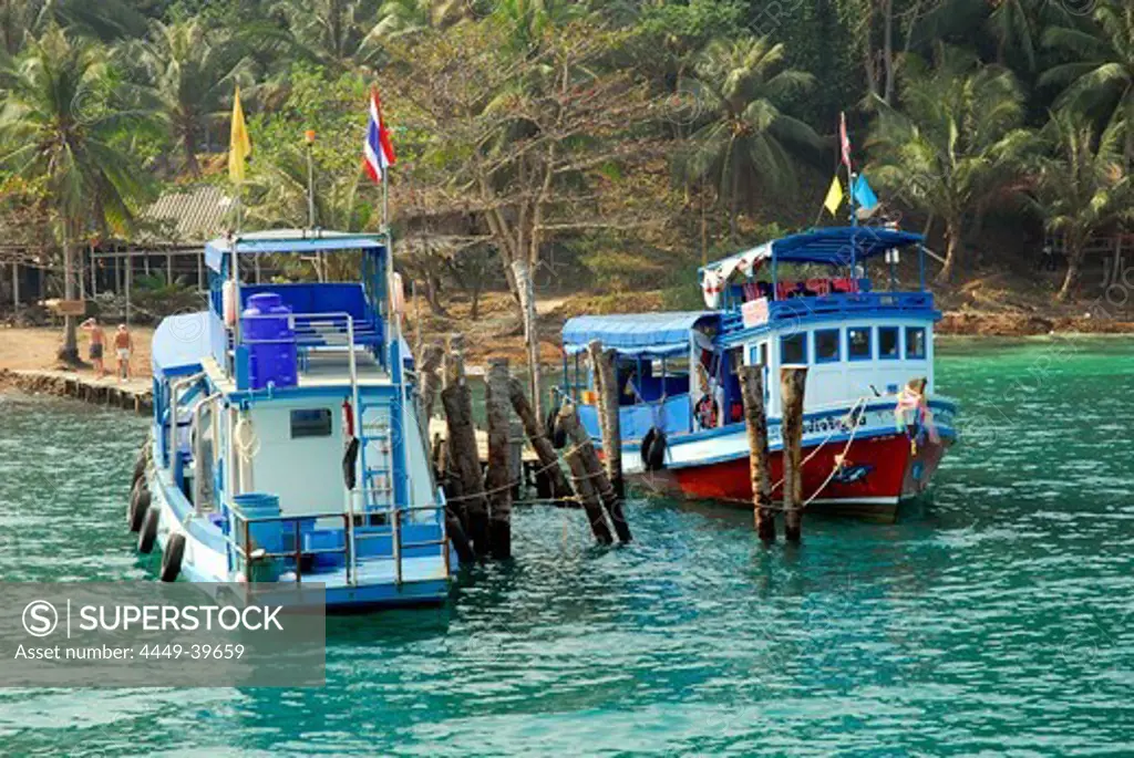 Excursion boat in front of Koh Wai Island, Koh Chang archipelago, National Park Mu Ko Chang, Trat, Gulf of Thailand, Thailand, Asia