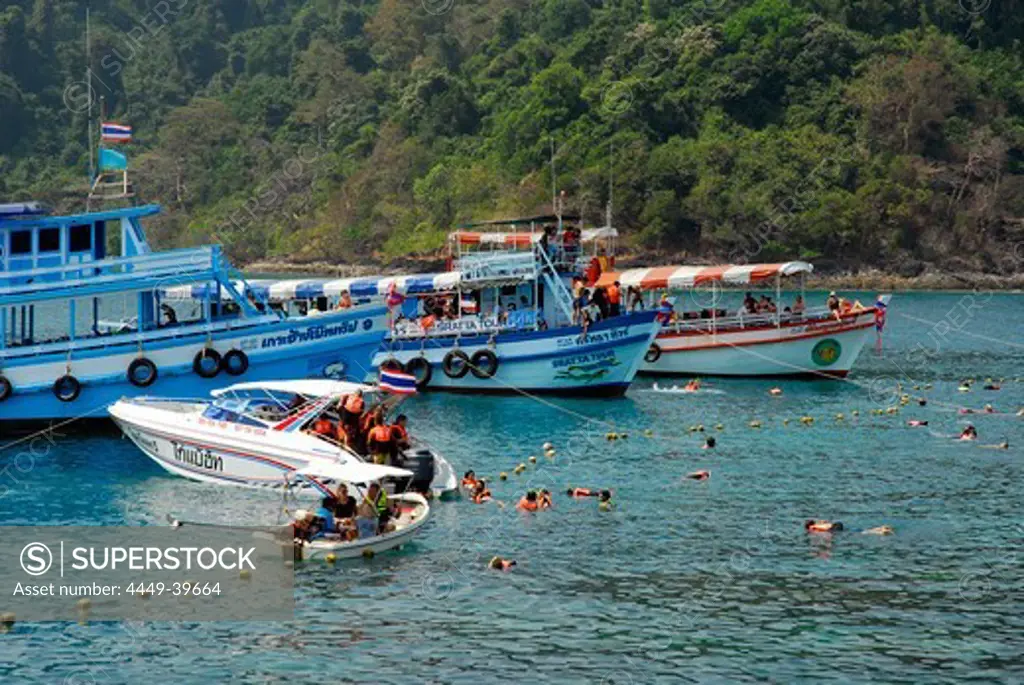Excursion boats near Koh Rung, Koh Rang Island, Koh Chang archipelago, National Park Mu Ko Chang, Trat, Gulf of Thailand, Thailand, Asia