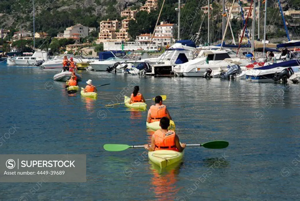 Canoeing in the marina of Puerto Soller, Port de Soller, Mallorca, Majorca, Balearic Islands, Mediterranean Sea, Spain, Europe