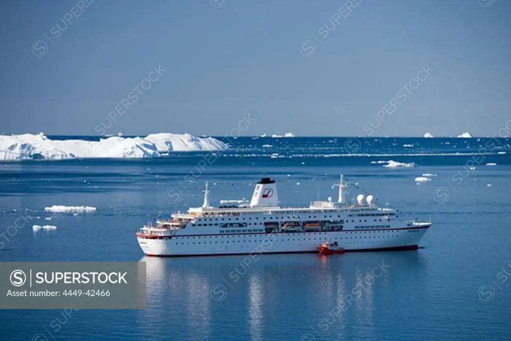 Cruise ship MS Deutschland and icebergs, Ilulissat (Jakobshavn), Disko Bay, Kitaa, Greenland