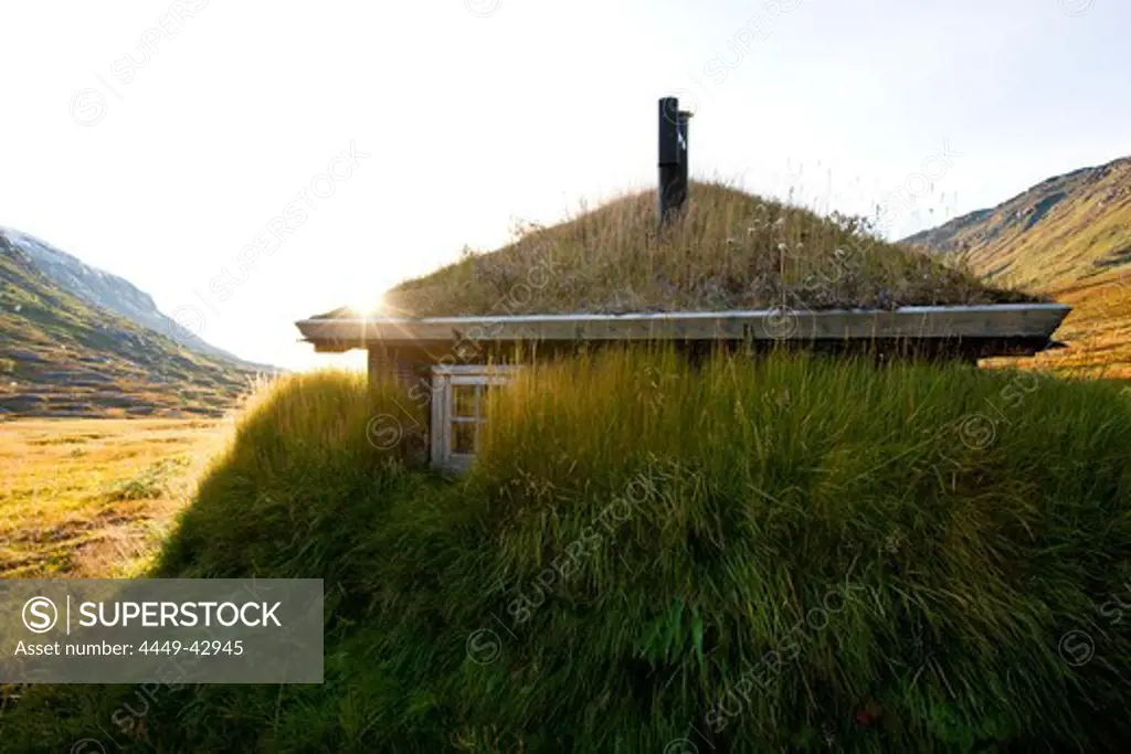 Refuge in the Storengdalen in the sunlight, Sjurfjellet Saltar, Norway, Scandinavia, Europe