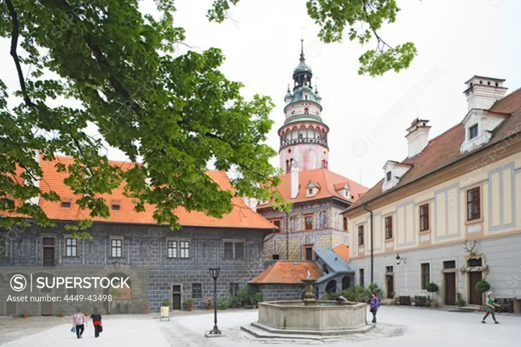 2nd courtyard with its fountain, Cesky Krumlov, South Bohemian Region, Czech Republic