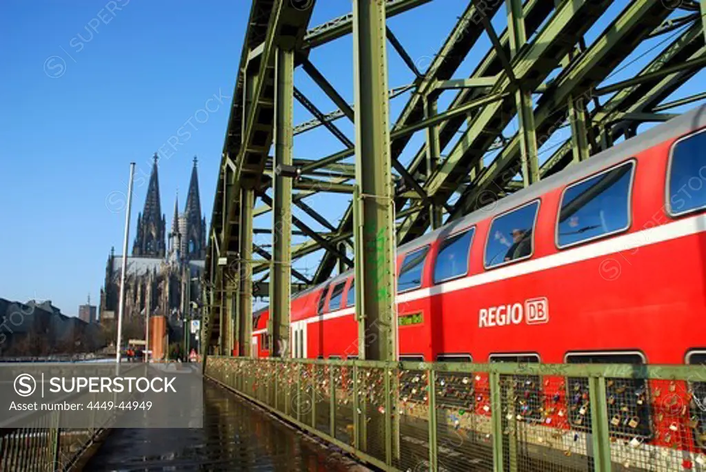 Regional train on the Hohenzollern bridge, Cologne cathedral in the background, Cologne, Rhineland, NRW, North Rhine-Westphalia, Germany