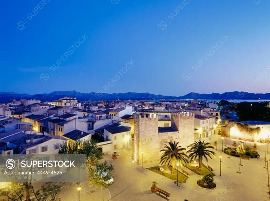 Bahia de Pollenca, city gate Porta del Moll, Alcúdia, Mallorca, Majorca, Balearic Islands, Spain
