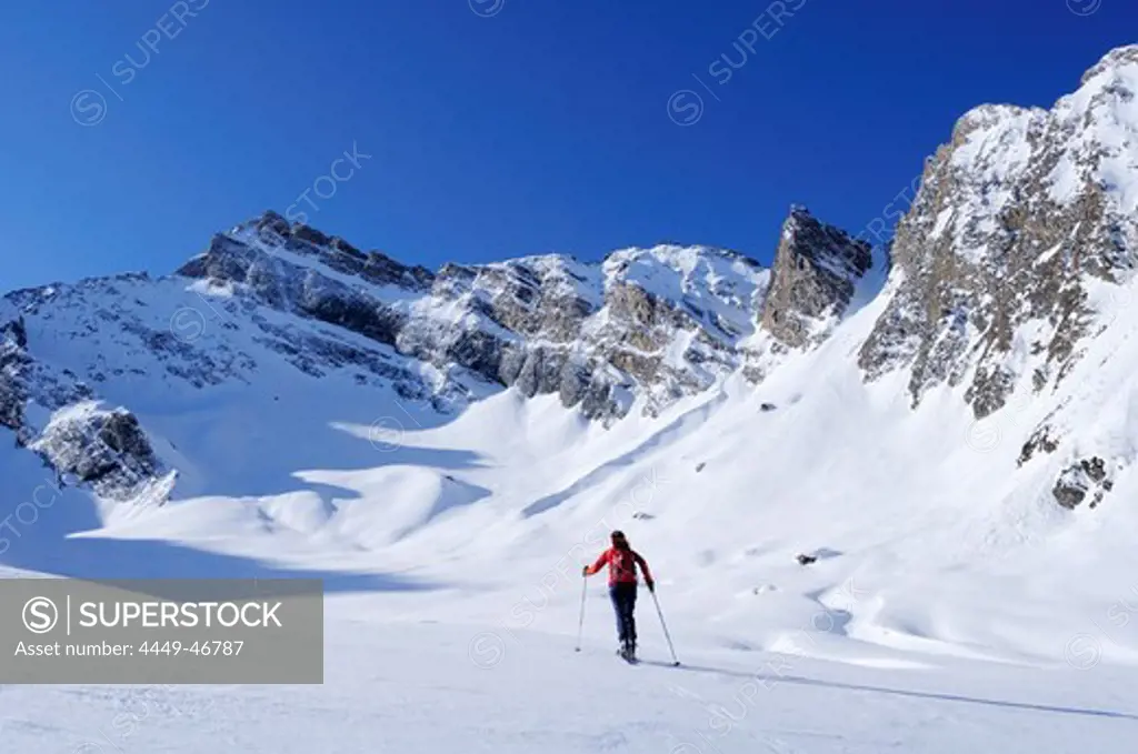 Female backcountry skier ascending Felbespitze, Pfitschertal, Zillertal Alps, South Tyrol, Trentino-Alto Adige/Suedtirol, Italy
