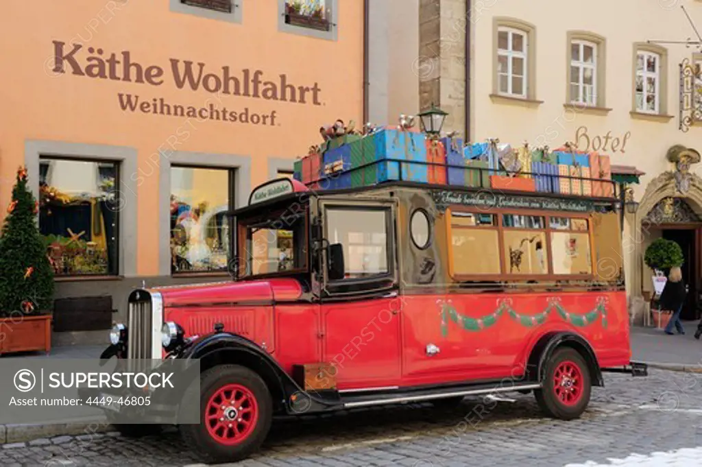 Oldtimer loaded with Christmas parcels, Rothenburg ob der Tauber, Bavaria, Germany