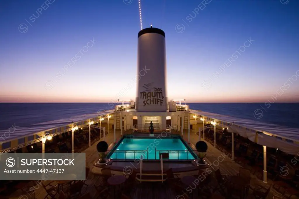 Cruiseship MS Deutschland (Deilmann Cruises) on Rio de la Plata at dawn, Argentina, South America, America