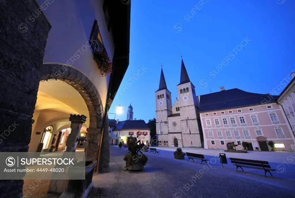 View over Schlossplatz square with basilica and castle, Berchtesgaden, Berchtesgadener Land, Upper Bavaria, Bavaria, Germany