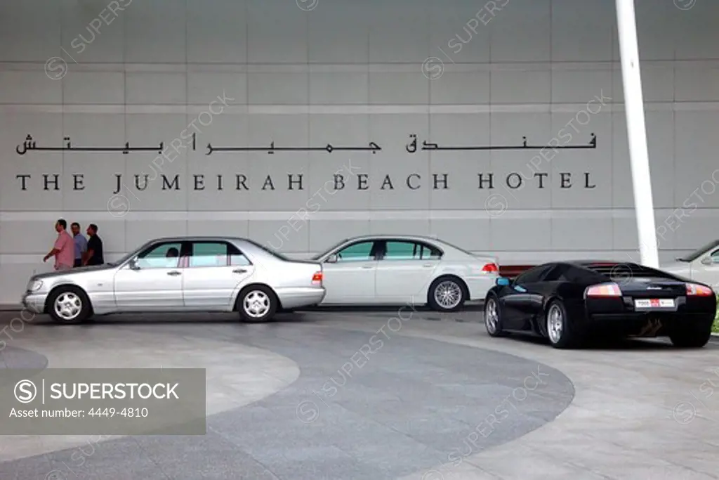 Luxury cars in front ofJumeirah Beach Hotel, Dubai, UAE, United Arab Emirates, Middle East, Asia