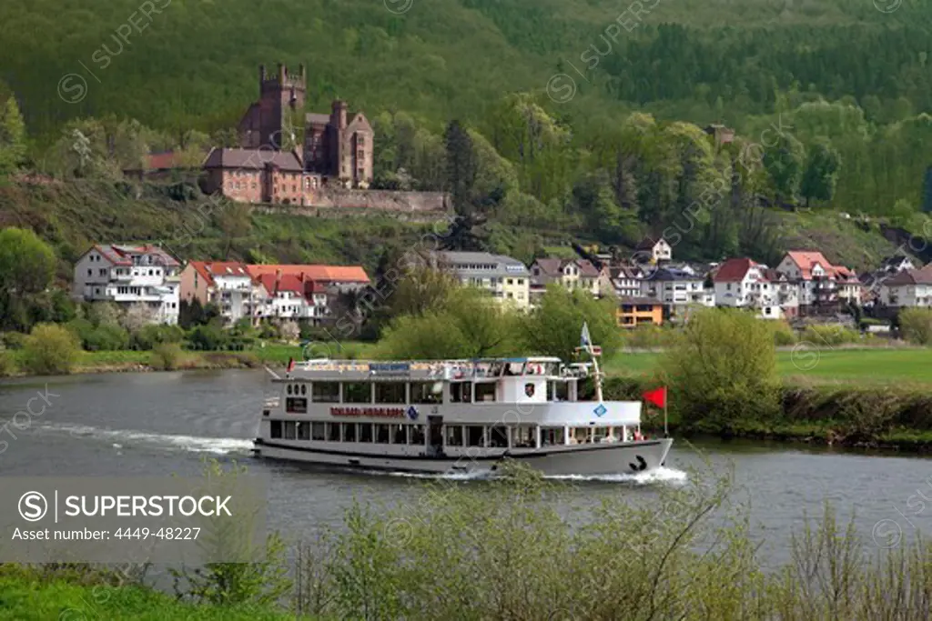 Excursion ship at Neckar river, view to Mittelburg castle and Vorderburg castle, Neckarsteinach, Neckar, Baden-Wuerttemberg, Germany
