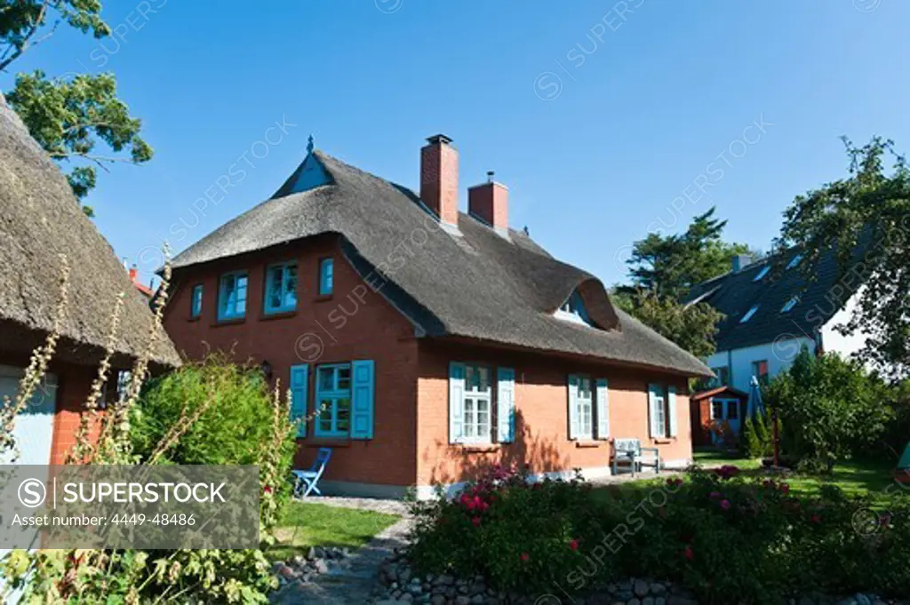 Thatched-roof house, Wustrow, Fischland-Darss-Zingst, Mecklenburg-Vorpommern, Germany