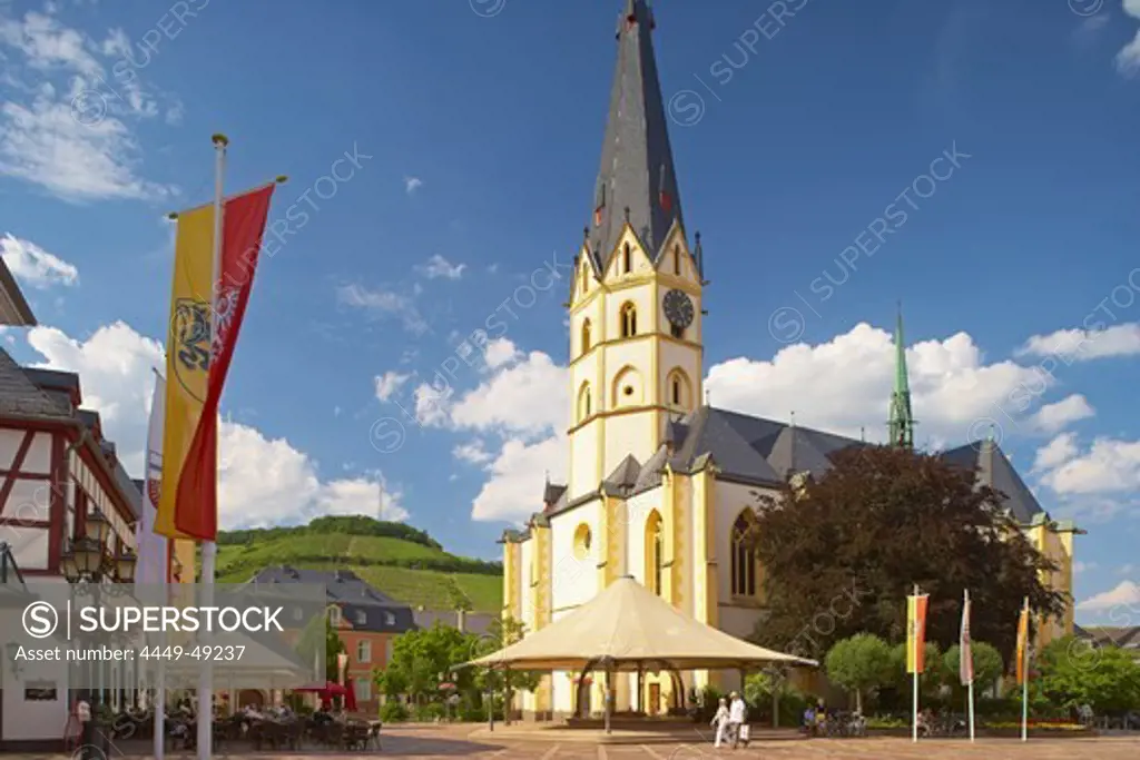 Market, St. Laurentius' parish church, Half-timbered house, Old city, Ahrweiler, Bad Neuenahr-Ahrweiler, Ahr, Eifel, Rhineland-Palatinate, Germany, Europe