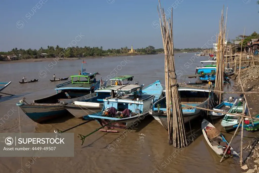 Fishing boats on the Thanlwin River in Mawlamyaing, Mon State, Myanmar, Birma, Asia