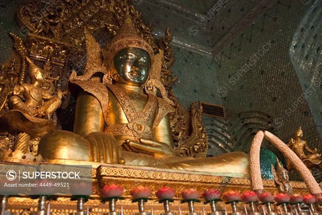 Golden Buddha at Mahamuni Pagoda, Mawlamyaing, Mon State, Myanmar, Birma, Asia