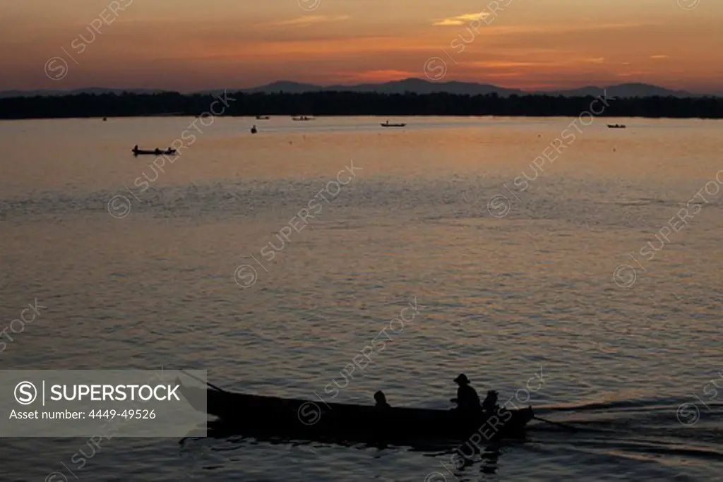 Fishing boats on the Thanlwin river at dusk, Mawlamyaing, Mon State, Myanmar, Birma, Asia