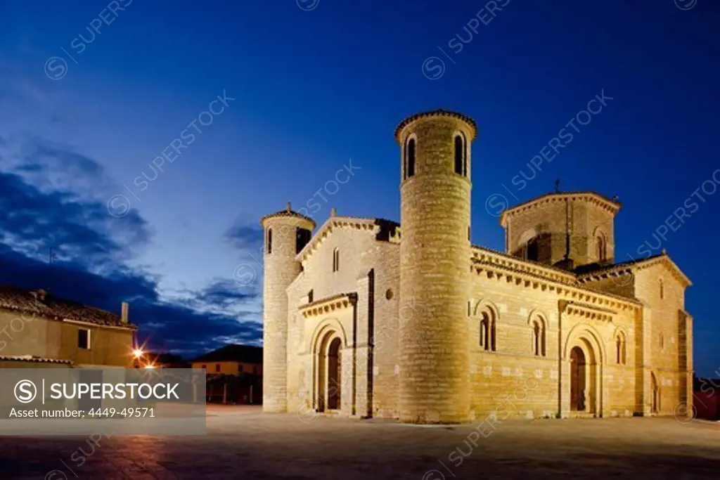 Romanesque church of St. Martin at night, 11th century, Fromista, Camino Frances, Way of St. James, Camino de Santiago, pilgrims way, UNESCO World Heritage, European Cultural Route, province of Palencia, Old Castile, Catile-Leon, Castilla y Leon, Northern Spain, Spain, Europe