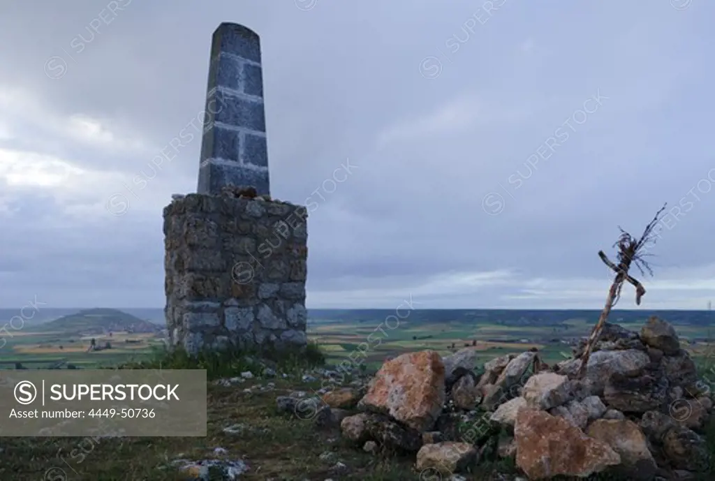 Landmark and cross on the hilltop Alto de Mostelares, Province of Burgos, Old Castile, Castile-Leon, Castilla y Leon, Northern Spain, Spain, Europe