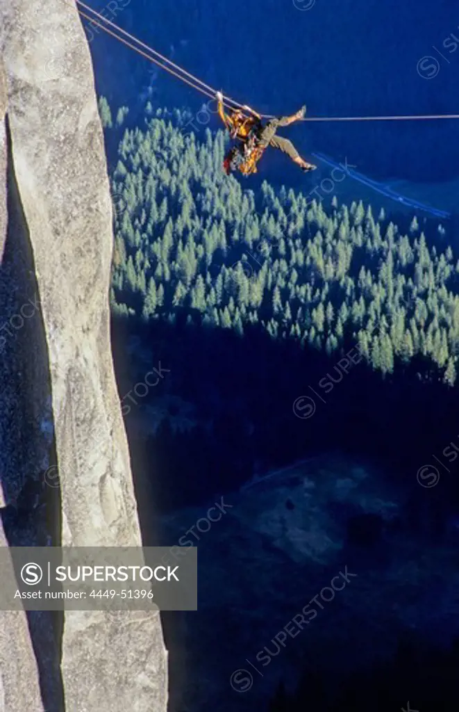Tyrolean Traverse from Lost Arrow Spire, Big Wall Klettern, Yosemite Valley, California, USA