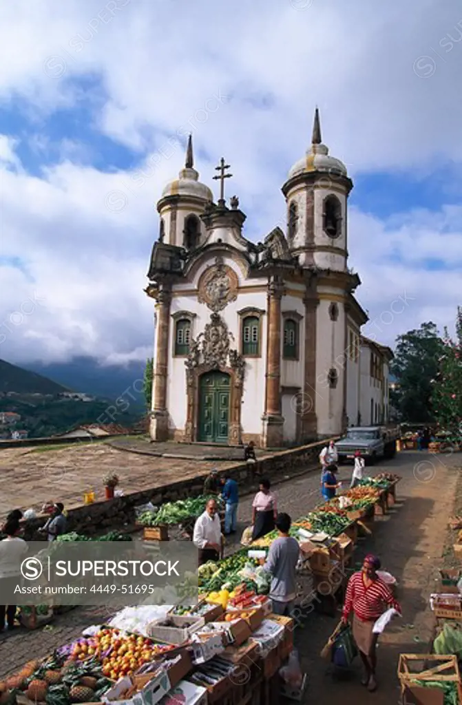 Market in front of the church Igreja de Sao Francisco de Assis, Ouro Preto, Minas Gerais, Brazil, South America, America