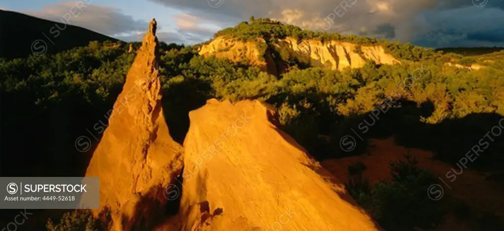 Colorado de Rustrel, former ochre quarry, ochre landscape, near Roussillon, near Apt, Luberon mountains, Montagne du Luberon, natural preserve, Vaucluse, Provence, France