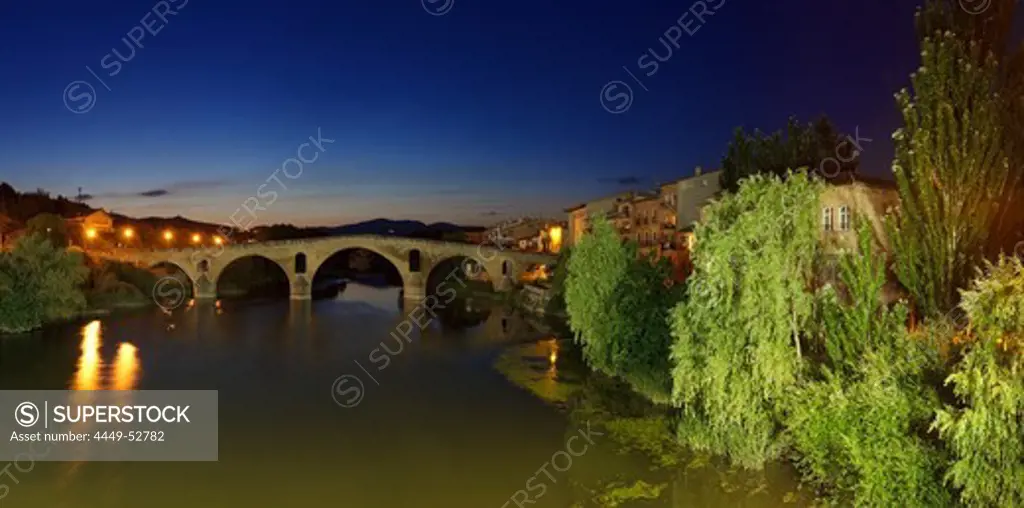 Stone bridge above river Rio Arga in the evening, Puente la Reina, Province of Navarra, Northern Spain, Spain, Europe