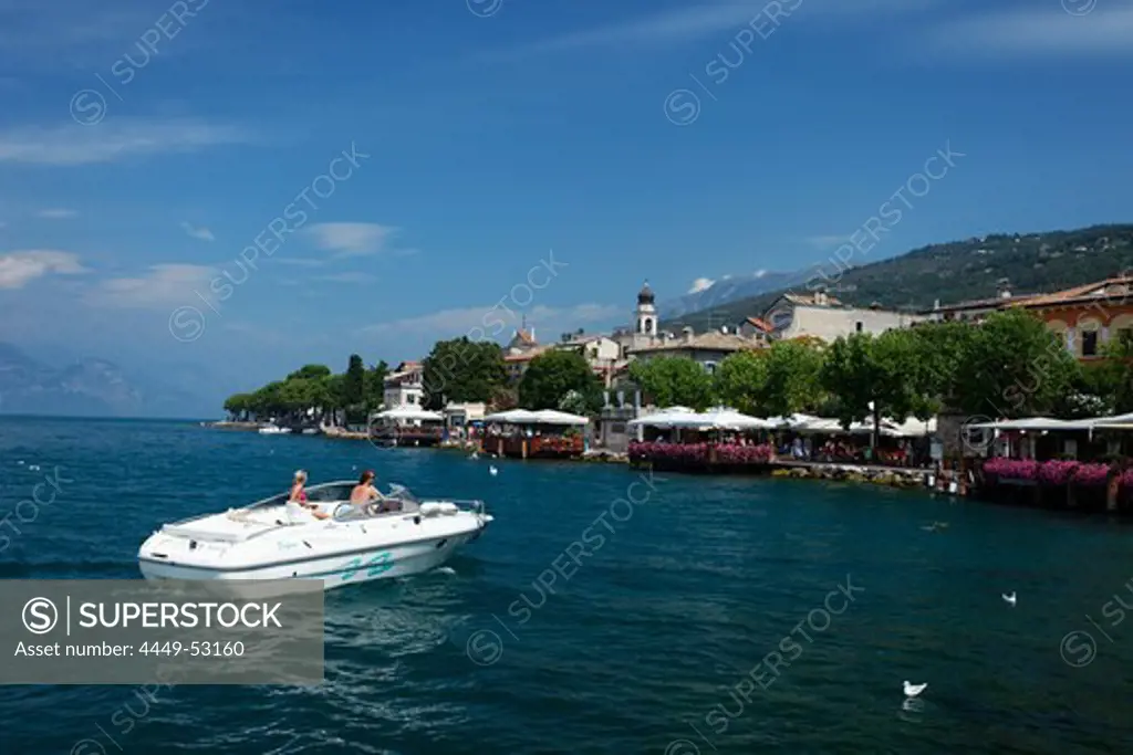 Couple, boat, Torri del Benaco, Lake Garda, Veneto, Italy