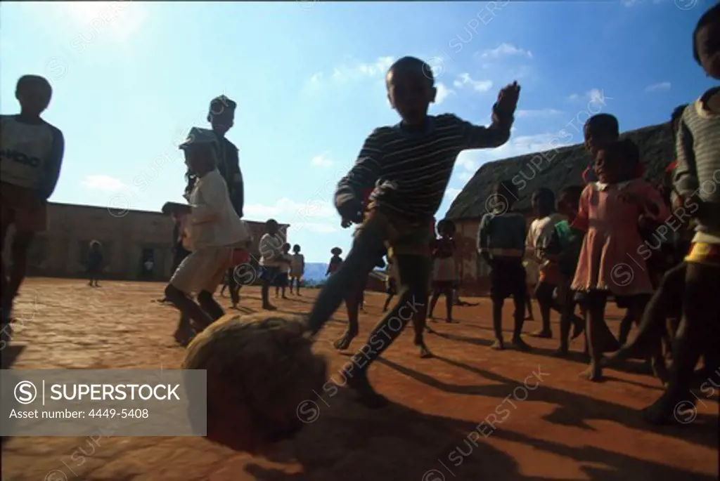 Kinder spielen Fussball, Berangotra, Madagaskar