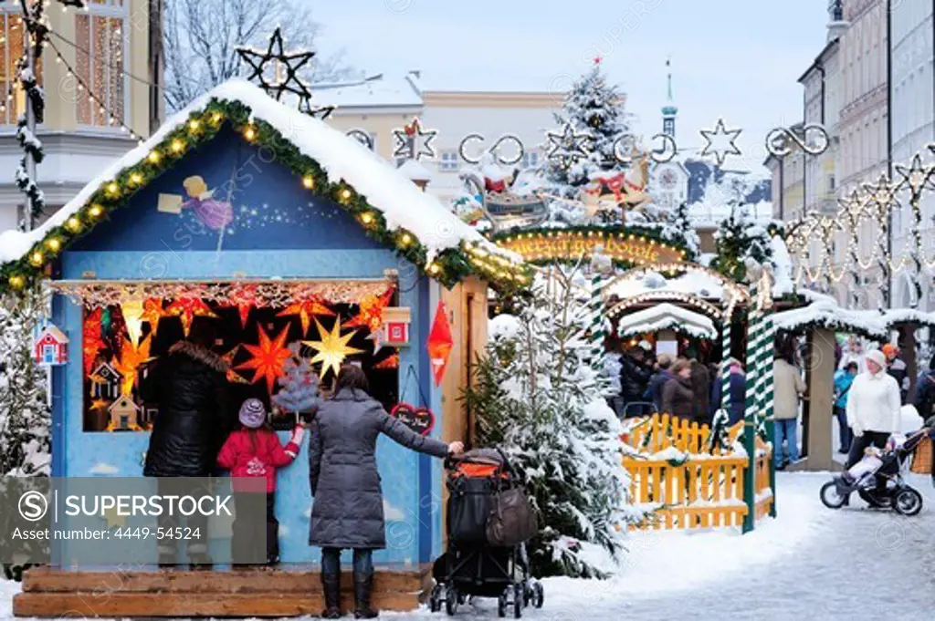 People in front of booth at Christmas market, Christmas market Rosenheim, Rosenheim, Upper Bavaria, Bavaria, Germany, Europe