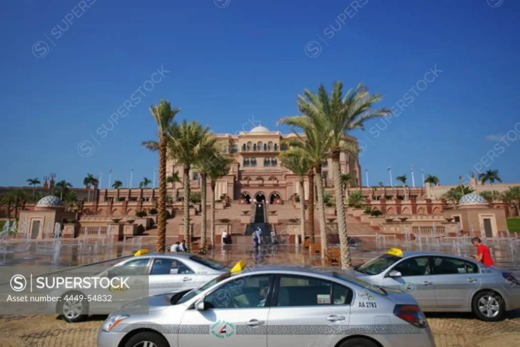 Taxis in front of the Emirates Palace Hotel, Abu Dhabi, United Arab Emirates, UAE
