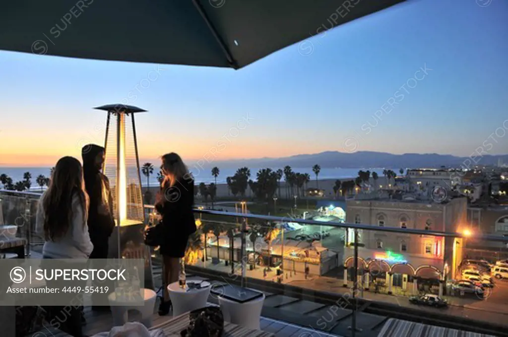 People on a rooftop terrace at Venice Beach in the evening, Santa Monica, Los Angeles, Los Angeles, California, USA, America