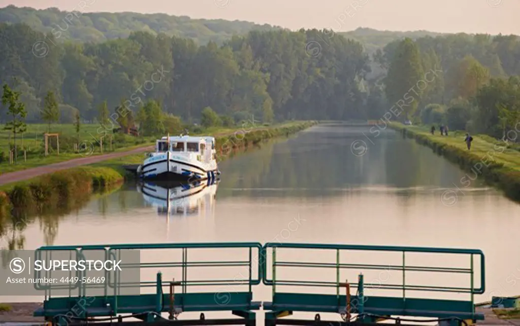 Early morning at the lock of Méricourt on the Canal de la Somme, Méricourt-sur-Somme, Dept. Somme, Picardie, France, Europe