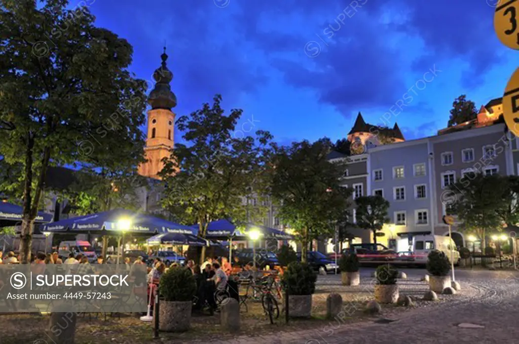 Street cafe at the square Stadtplatz in the evening, Burghausen, Bavaria, Germany, Europe