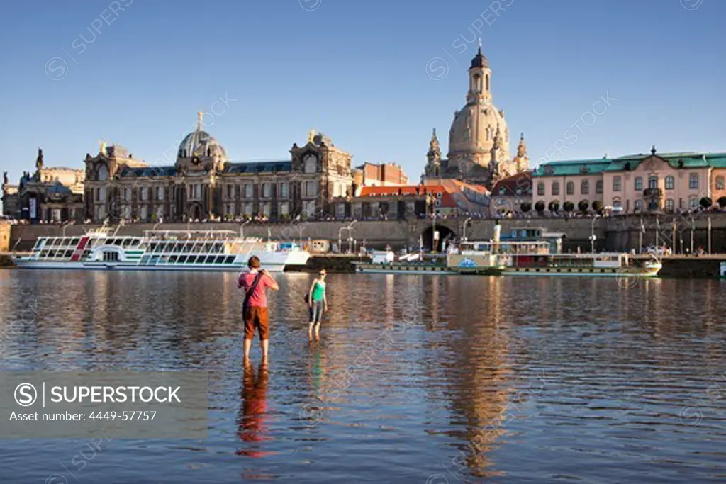 Young couple at the Elbe river, Bruehlsche Terrasse and Frauenkirche in the background, Dresden, Saxonia, Germany, Europe