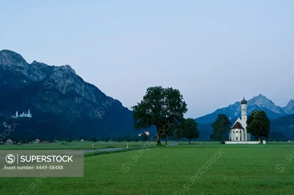 St Coloman, Neuschwanstein Castle in background, Schwangau, Allgaeu, Bavaria, Germany