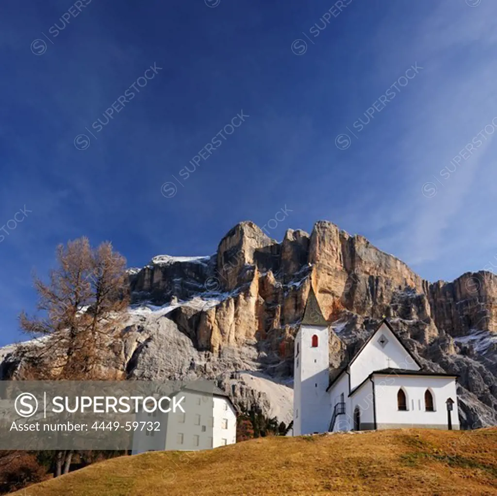 Farmhouse and church of Hospiz San Croce in front of rock faces of Heiligkreuzkofel, Heiligkreuzkofel, Fanes range, Dolomites, UNESCO World Heritage Site Dolomites, South Tyrol, Italy, Europe