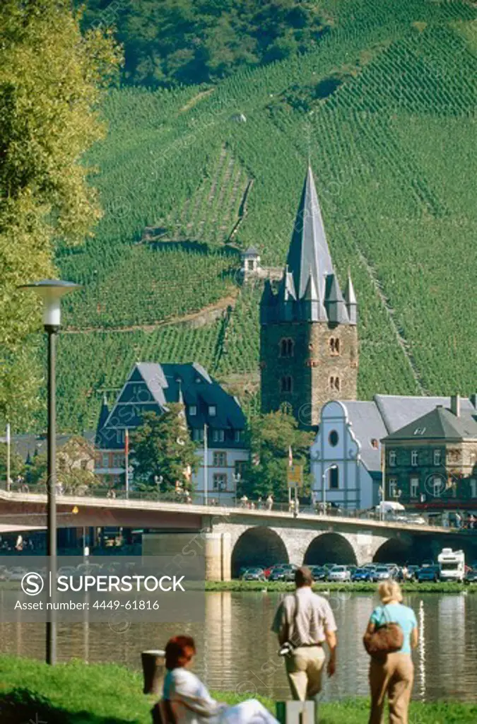 View over river Moselle to St. Michael church, Bernkastel-Kues, Rhineland-Palatinate, Germany