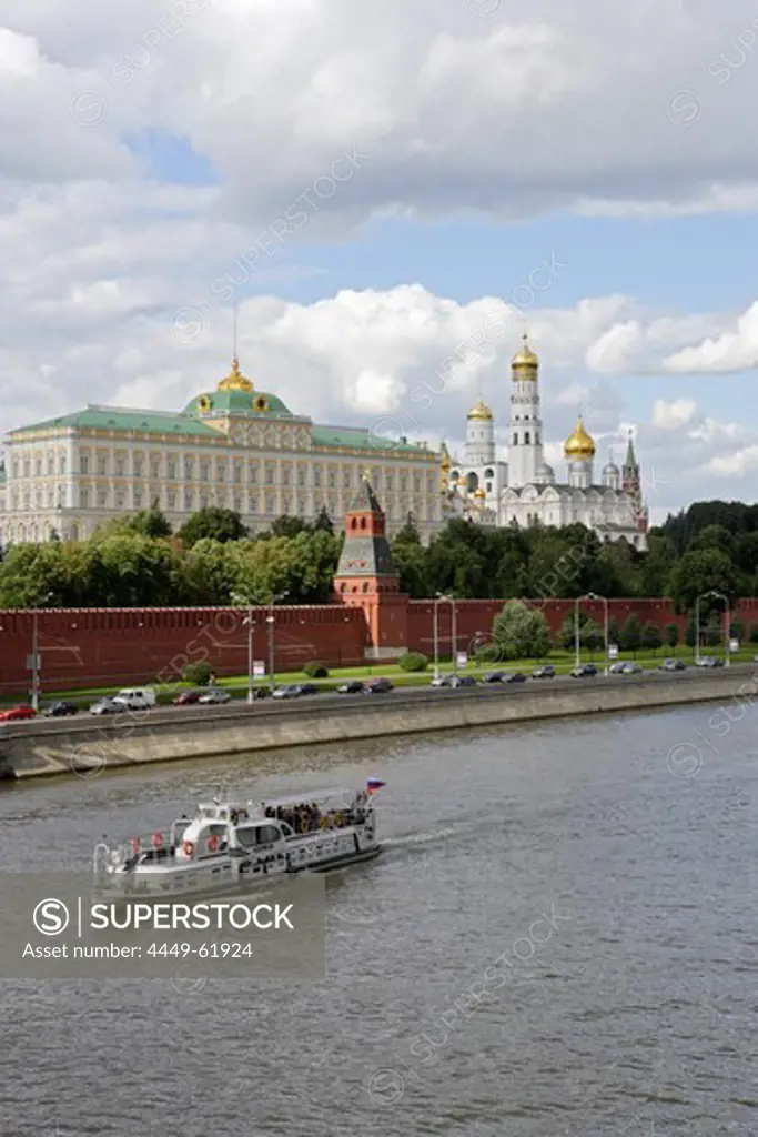 The Kremlin and Moskwa river, Grand Kremlin Palace to the left, Moscow, Russia