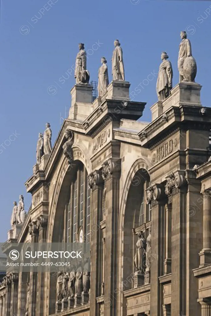 Statues on the roof of Gare du Nord railway station, 10. Arrondissement, Paris, France, Europe
