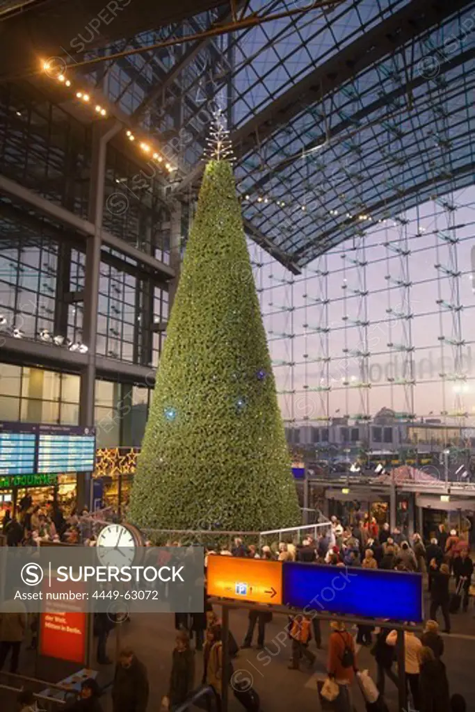 Berlin Lehrter Bahnhof, railway station with christmas tree