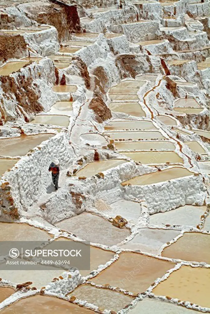 Inca man in the salt pans of Salinas, Valle Sagrado de los Inca, Sacred Valley, Peru, South America
