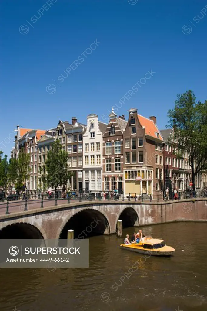 Leisure Boat, Bridge, Keizersgracht, Leidsegracht, Leisure boat in front of stone bridge, Keizersgracht and Leidsegracht, Amsterdam, Holland, Netherlands