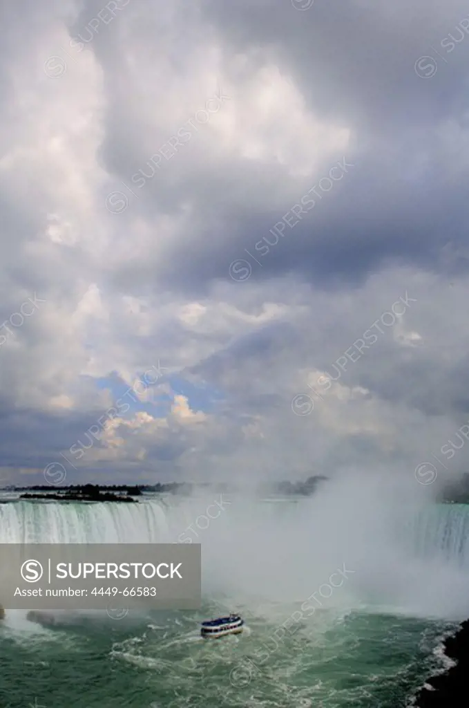 The Maid of the Mist infront of the Niagara Falls, Ontario, Kanada