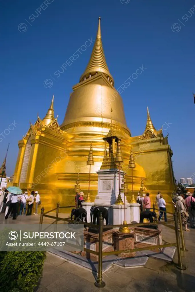 Tourists visiting Phra Sri Rattana Chedi, Wat Phra Kaew, Wat Phra Kaew, the most important Buddhist temple of Thailand, Ko Ratanakosin, Bangkok, Thailand
