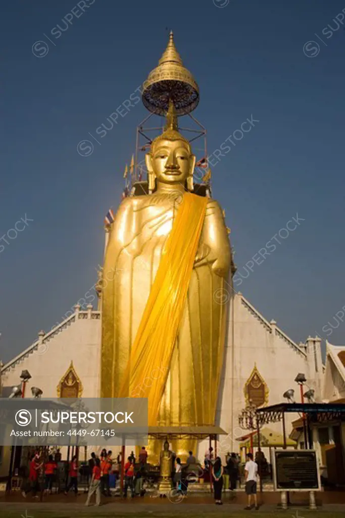 View to the gilded Buddha statue, 32 m high, Wat Intharawihan, Banglamphu, Bangkok, Thailand