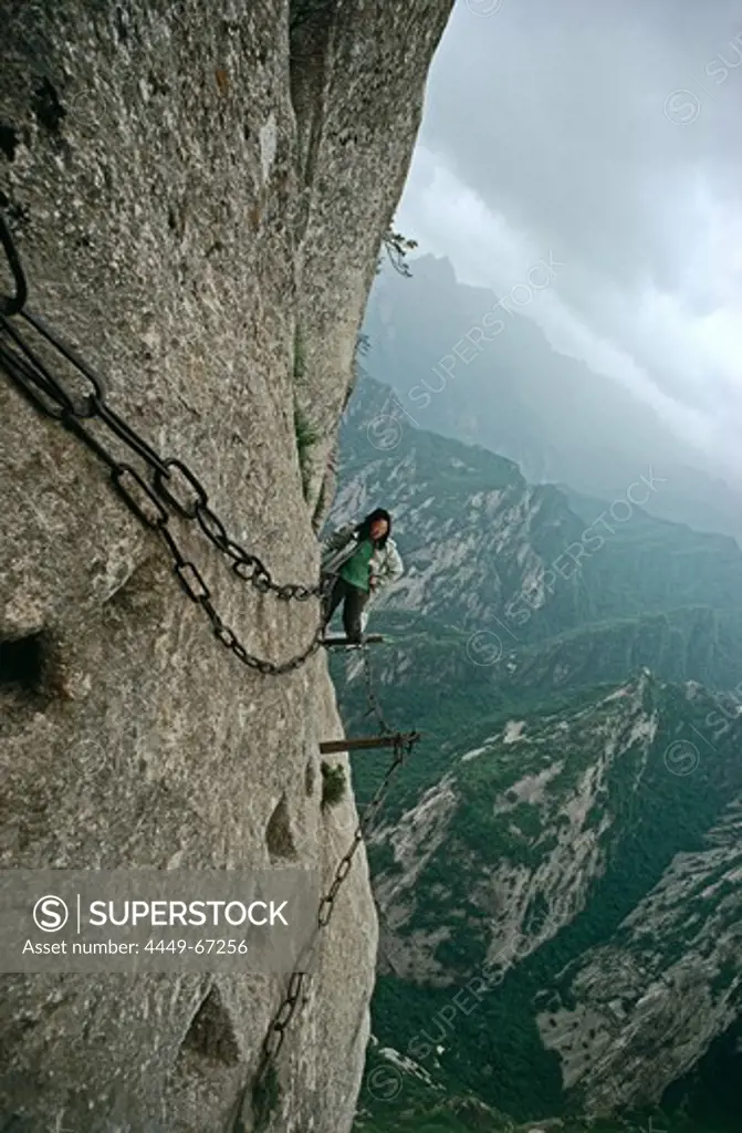 Chaines ensuring pilgrimage route at a steep rock face, Hua Shan, Shaanxi province, China, Asia