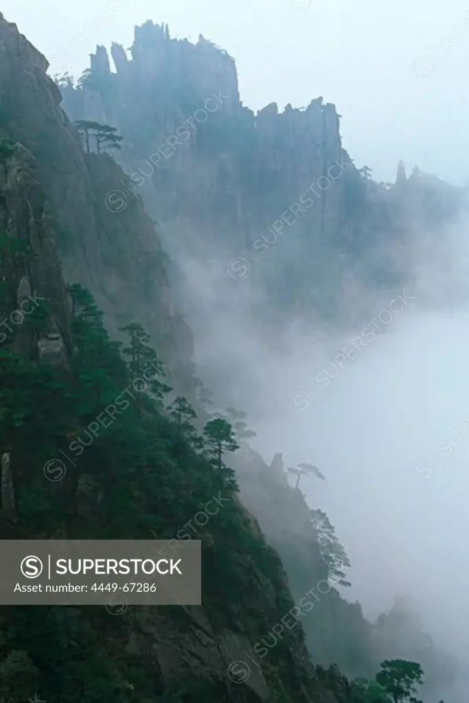clouds, mist on mountain slopes, Huang Shan, Anhui province, World Heritage, UNESCO, China, Asia