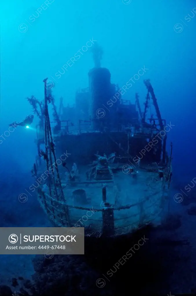 Unbekanntes Schiffswrack und Taucher, Papua Neu Guinea, Bismark Sea|Unknown ship wreck and scuba diver, Papua New Guinea, Bismark Sea