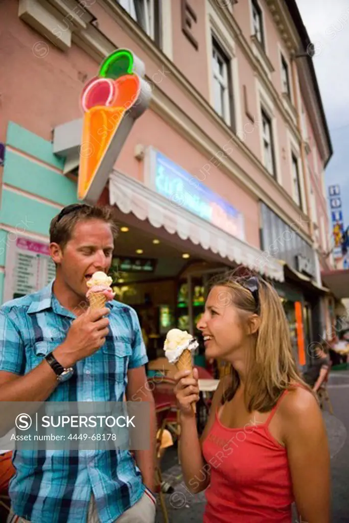 Young couple eating ice cream, Villach, Carinthia, Austria