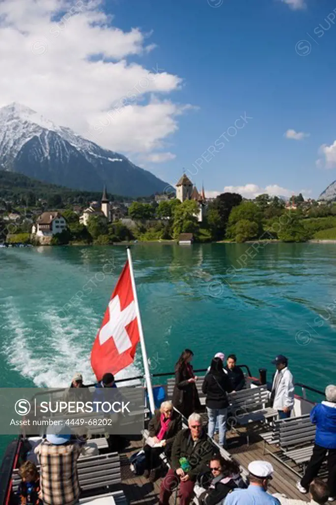 Excursion boat leaving Spiez, view to castle and castle church of Spiez, Lake Thun, Bernese Oberland (highlands), Canton of Bern, Switzerland