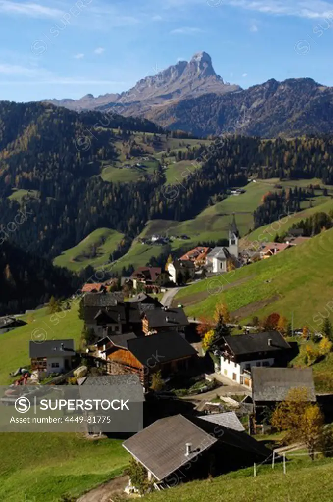 Mountain village, Peitlerkofel in the background, La Val, Abteital, Ladinische Taeler, South Tyrol, Italy